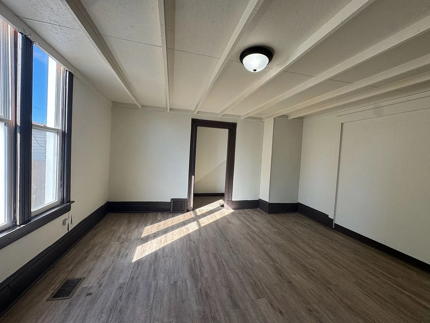 404 N 2nd Ave (GI) — Photo 2