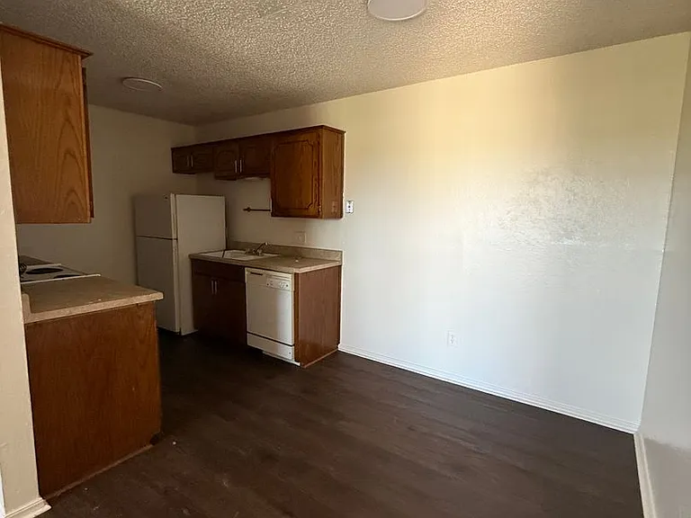 Fox Valley Apartments — Photo 15