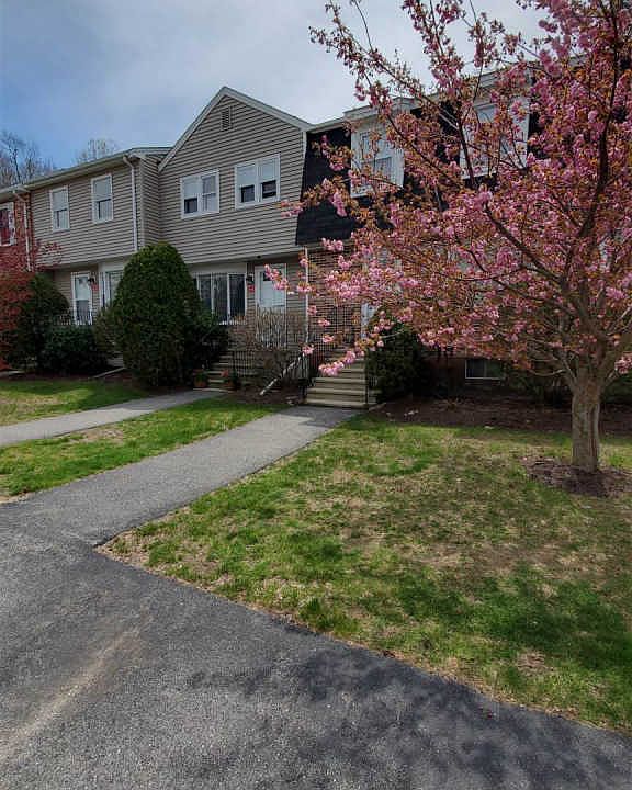 1st image of 3 Oakwood Ln APT 4