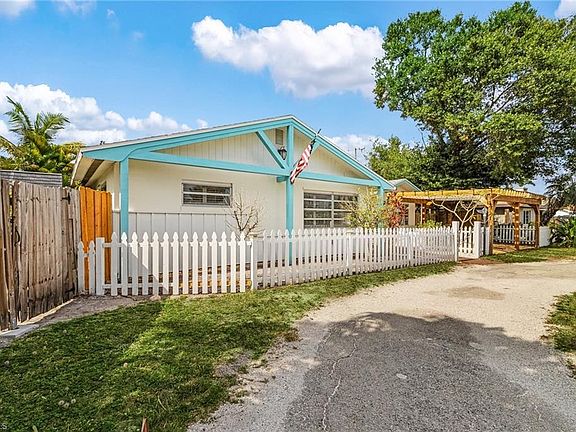 2nd image of 1560 Maravilla Ave