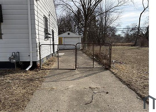 5th image of 19344 Russell St