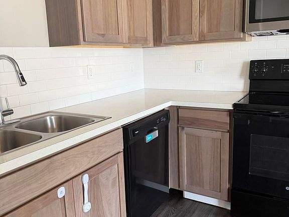 4th image of 1039 NE Emerald Dr