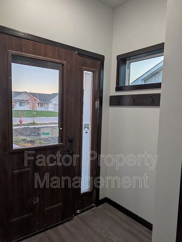 3 bed, 2.5 bath, 1450 sqft, $1,800 — Photo 2
