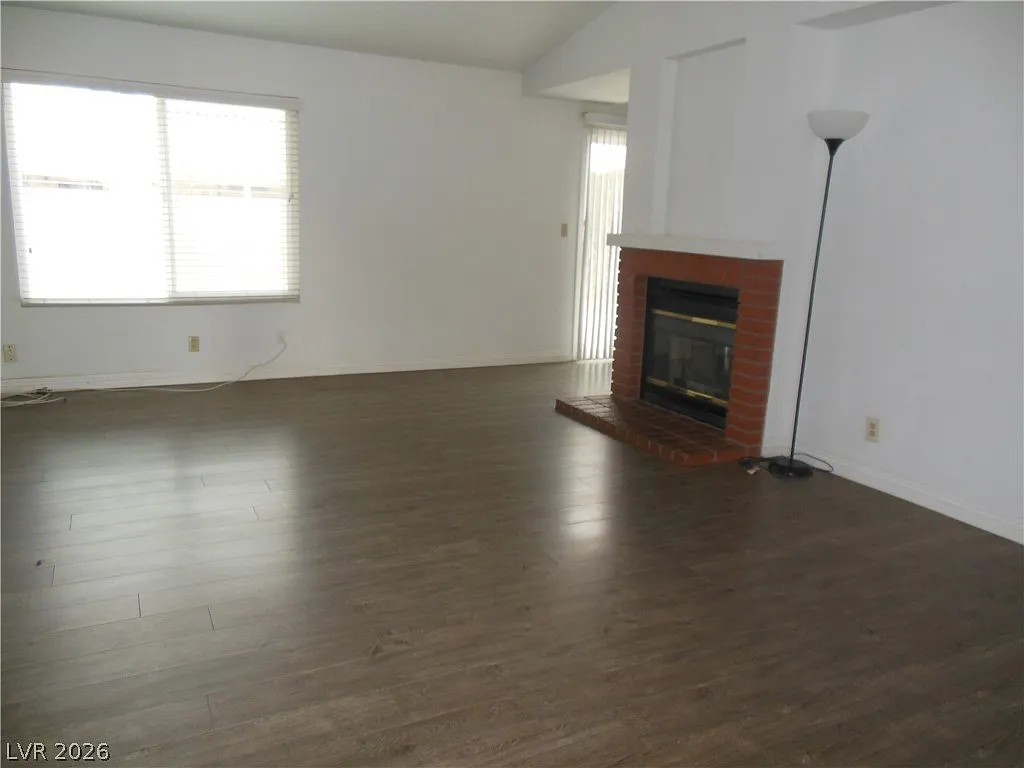3 bed, 2.0 bath, 1555 sqft, $1,700 — Photo 4