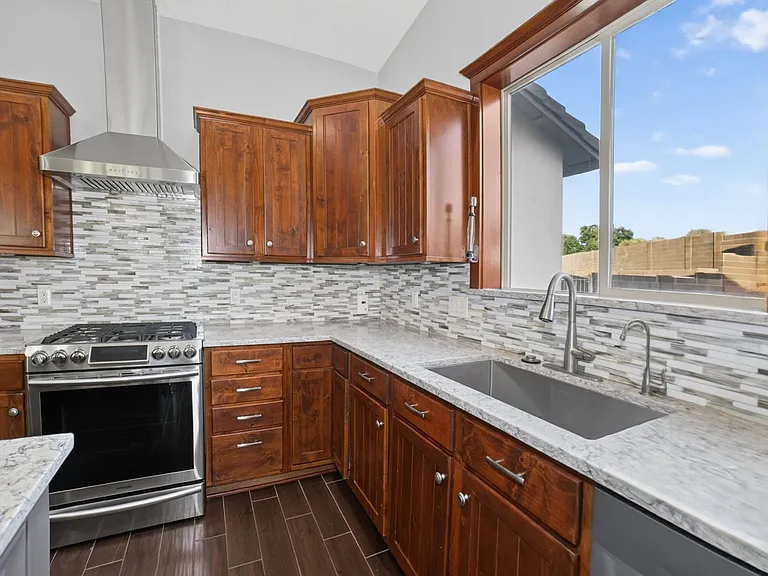 2792 S Aurora Ave — Photo 12