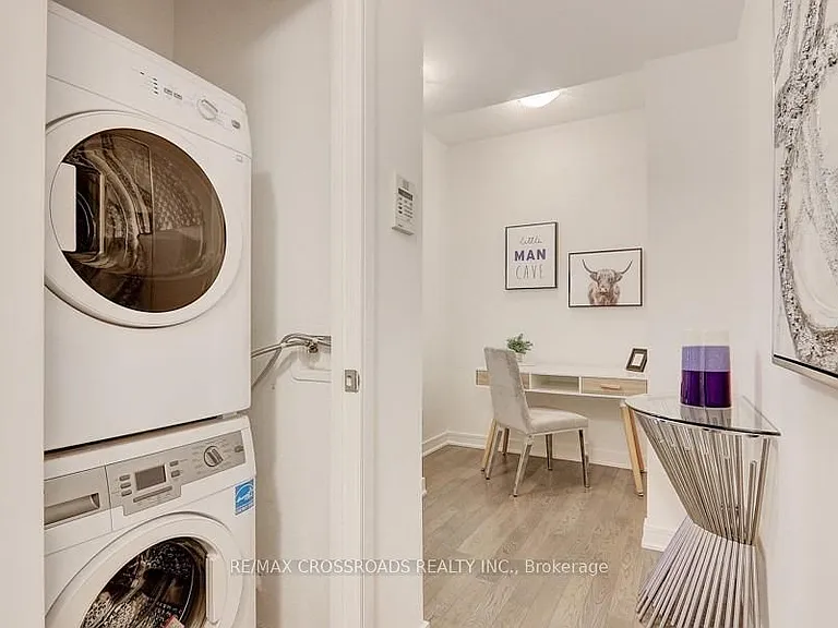 9201 Yonge St #1704 — Photo 4
