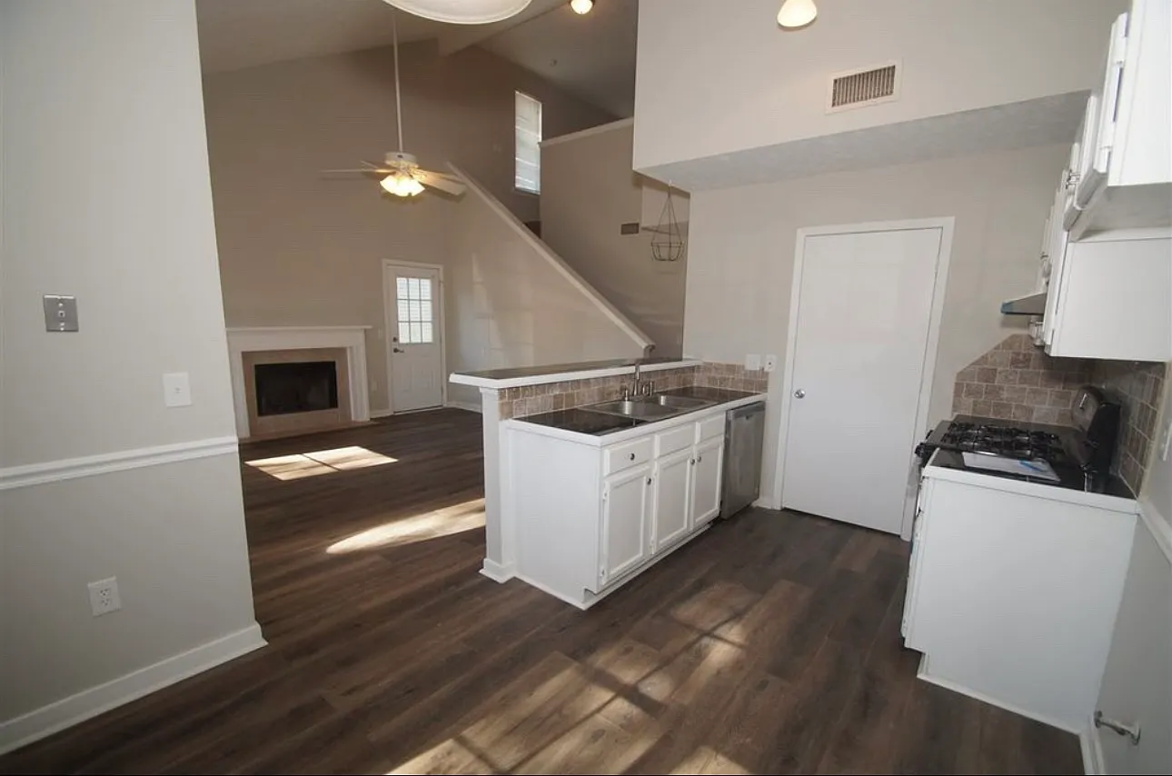 3 bed, 1200 sqft, $1,650 — Photo 4