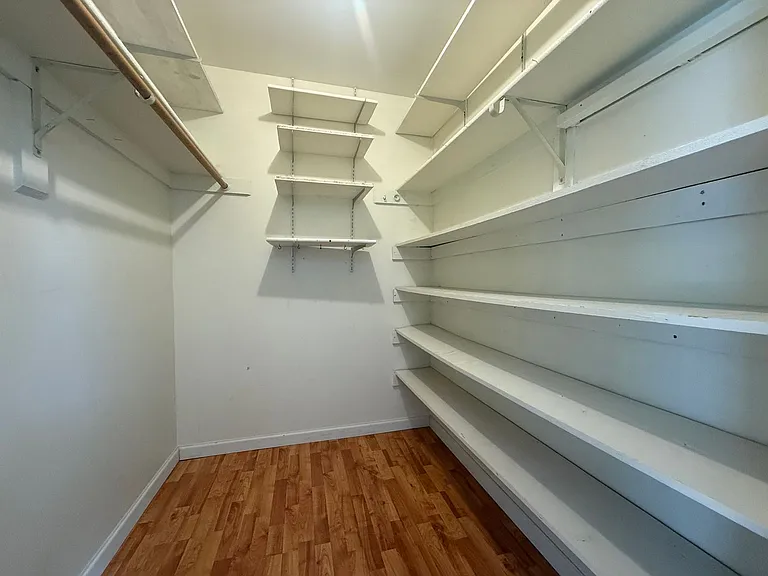 975 North Village Dr — Photo 8