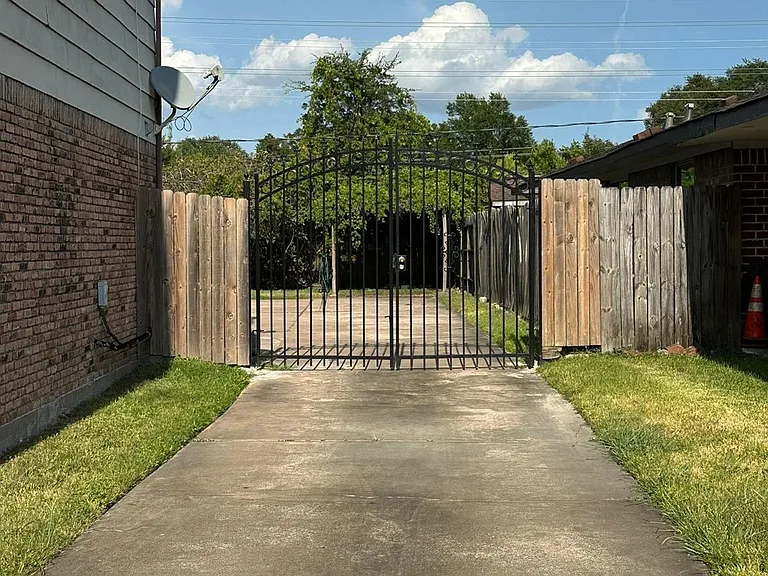 7305 S Gessner Dr — Photo 12