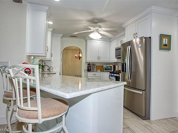 3rd image of 506 SW 52nd St