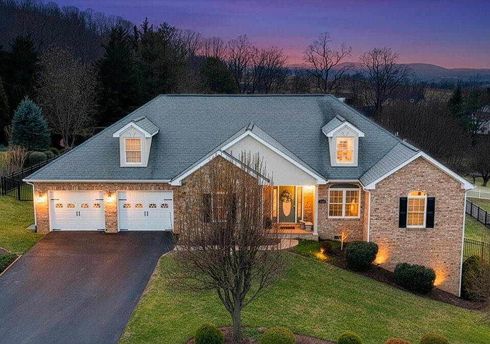 1st image of 390 Stoneledge Dr