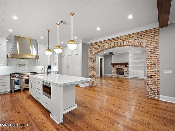 2nd image of 404 Edgewood Ln