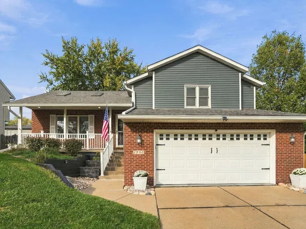 1760 Queens Dr, Bettendorf, IA 52722