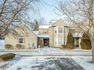 1005 Canyon View Rd, Sagamore Hills, OH 44067