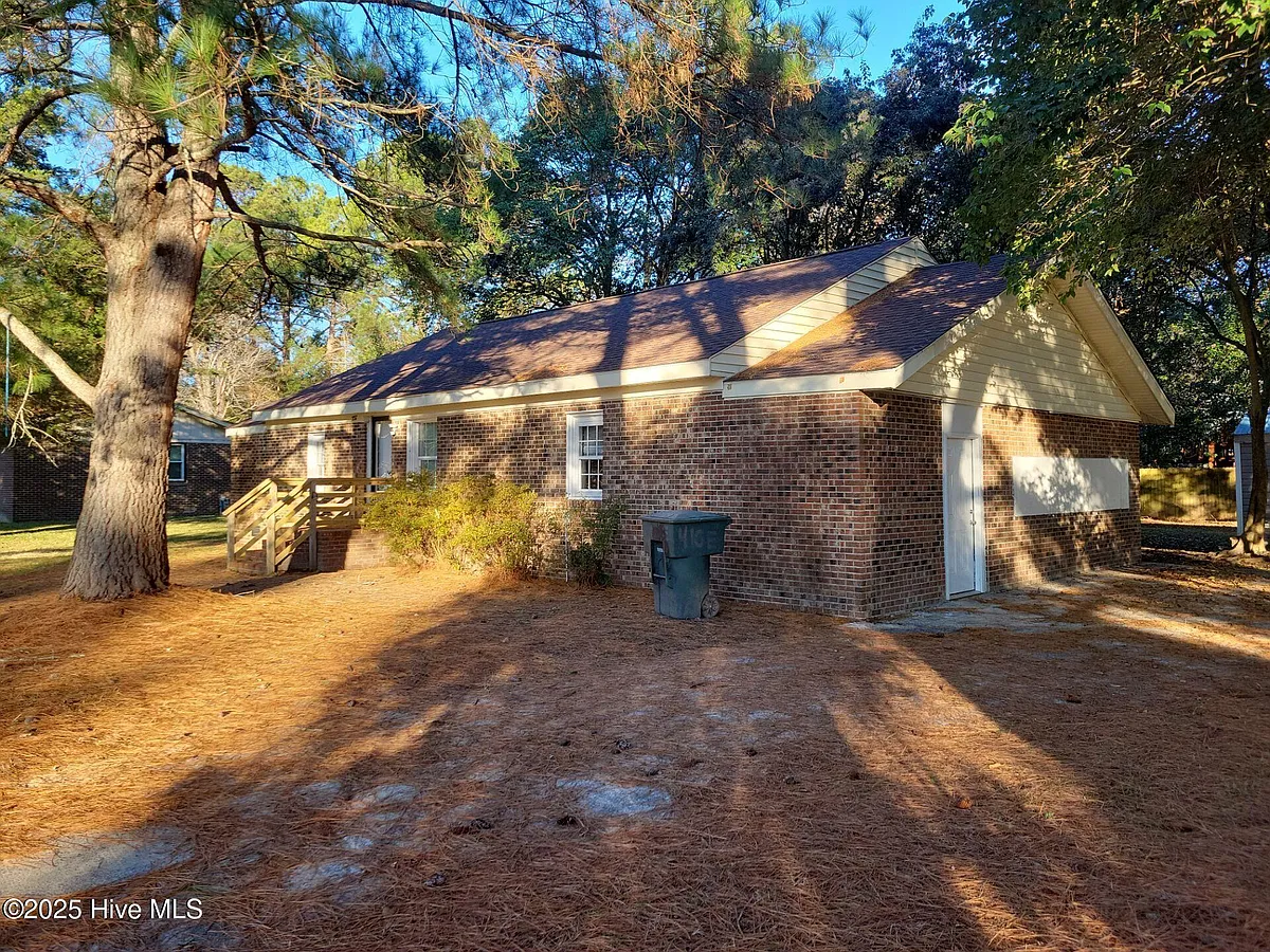 Building Photo - 557 Circle Dr