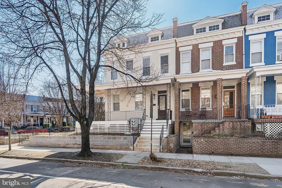 Building Photo - 1319 C St NE #B