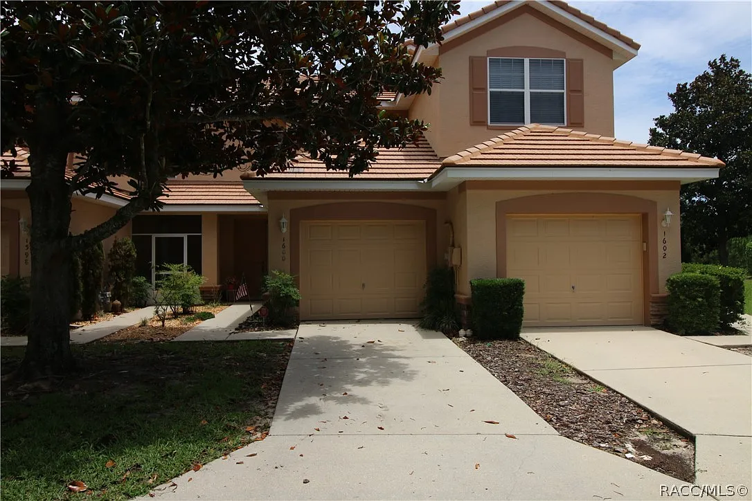 2 bed, 2.5 bath, 1341 sqft, $1,600 — Photo 2