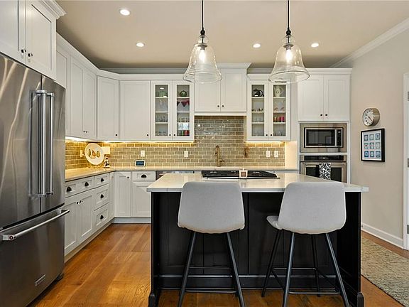 5th image of 3613 Somerset Dr