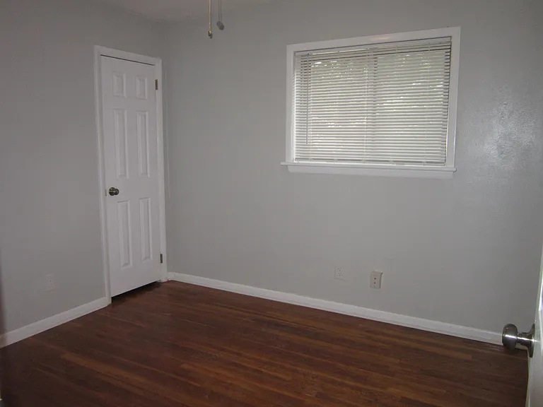 521 Greencastle Ln — Photo 8