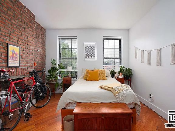 3rd image of 465 Chauncey St APT 1R