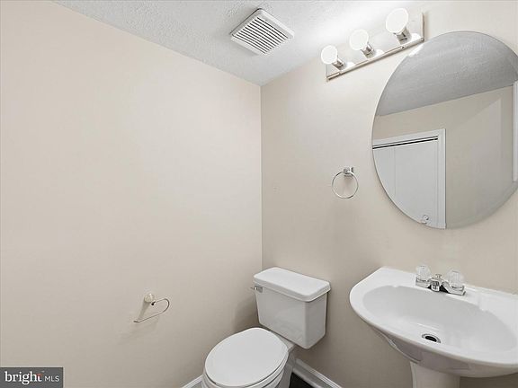 4th image of 1002 Lindsay Ln