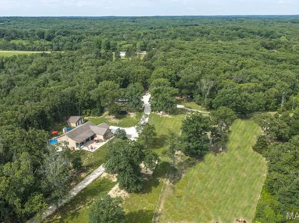 956 Rustling Oaks Ln, Sullivan, MO 63080