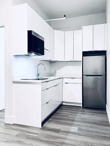 116 Hastings St W Photo 1