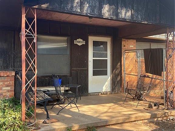 3rd image of 2618 N Van Buren Ave