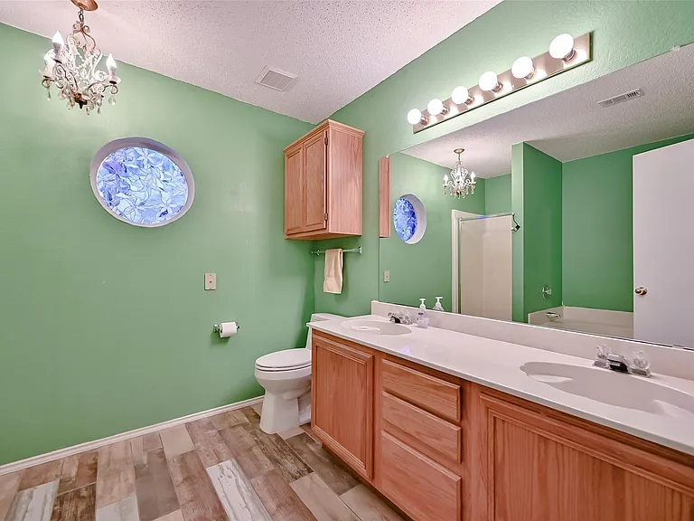 907 Clear Creek Dr — Photo 3