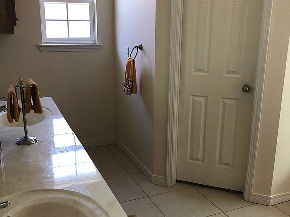 Master bath with 2 sinks 