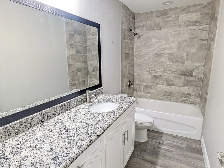 915 Winnie Ln — Photo 8