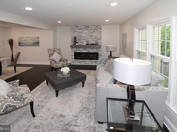 4th image of 9733 Lakepointe Dr