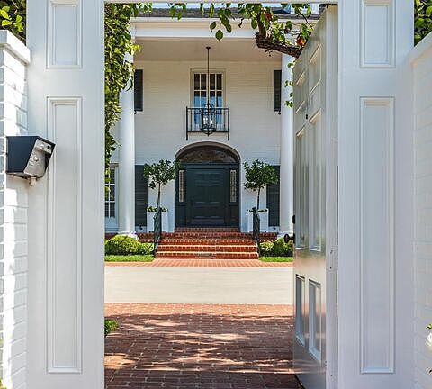 3rd image of 620 N Beverly Dr