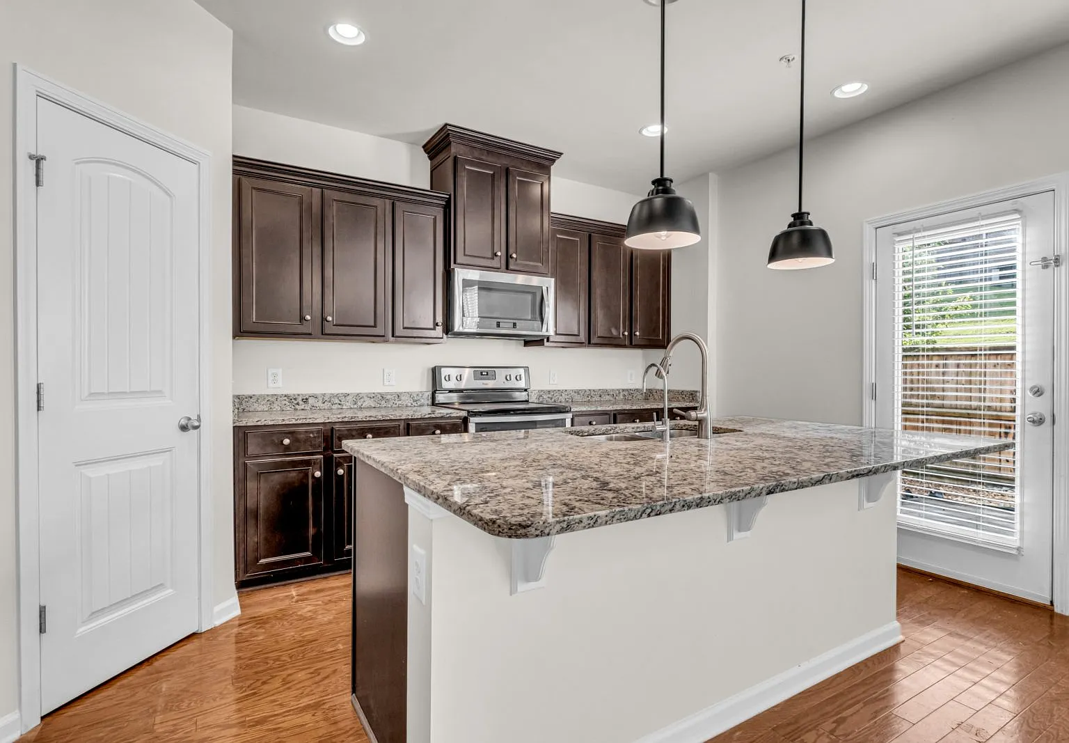 3 bed, 2.5 bath, 1679 sqft, $2,250 — Photo 4