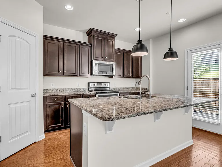 1034 Livingstone Ln — Photo 4