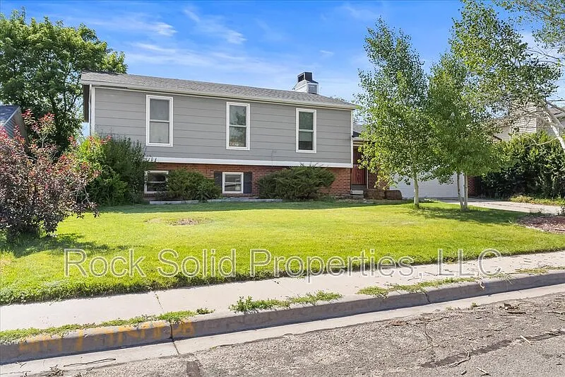 4 bed, 2.0 bath, 1890 sqft, $2,295 — Photo 2