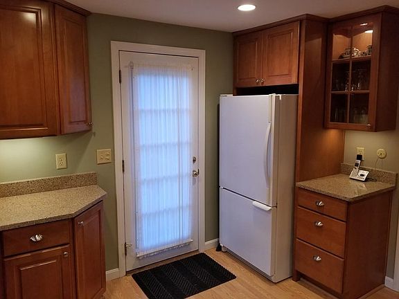 5th image of 11 Linda Ln