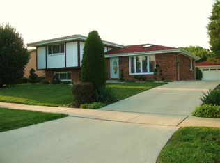 365 Manning Dr, Wood Dale, IL 60191