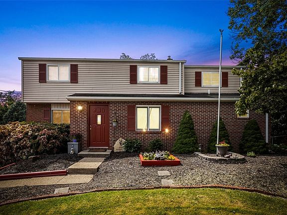 3rd image of 2715 Oakmoor Dr