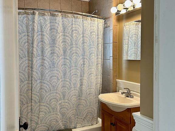 Updated, well-maintained tile bathroom.