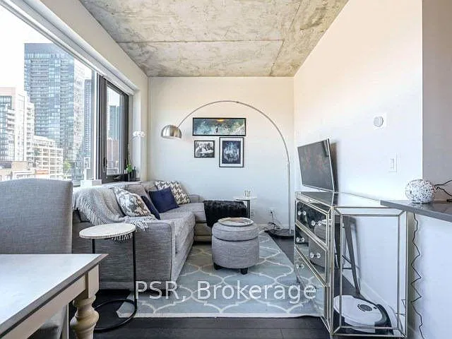 400 Wellington — Photo 1