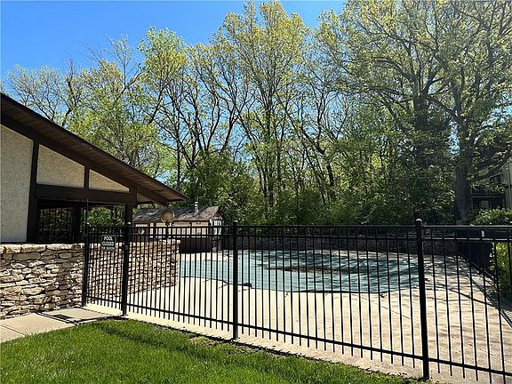 3rd image of 10258 Cedarbrooke Ln
