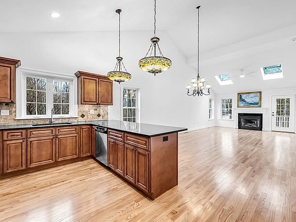 4th image of 48 Beech Hill Rd #48
