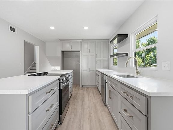 5th image of 10200 Nall Ave