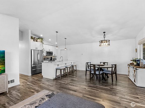 4th image of 938 NW Camano Drive
