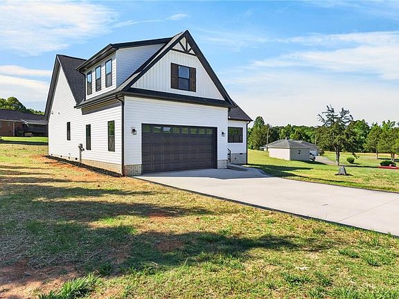 4th image of 2361 Chaucer Ln