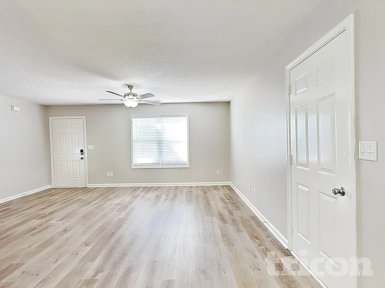 73 Seagrave Ct — Photo 2