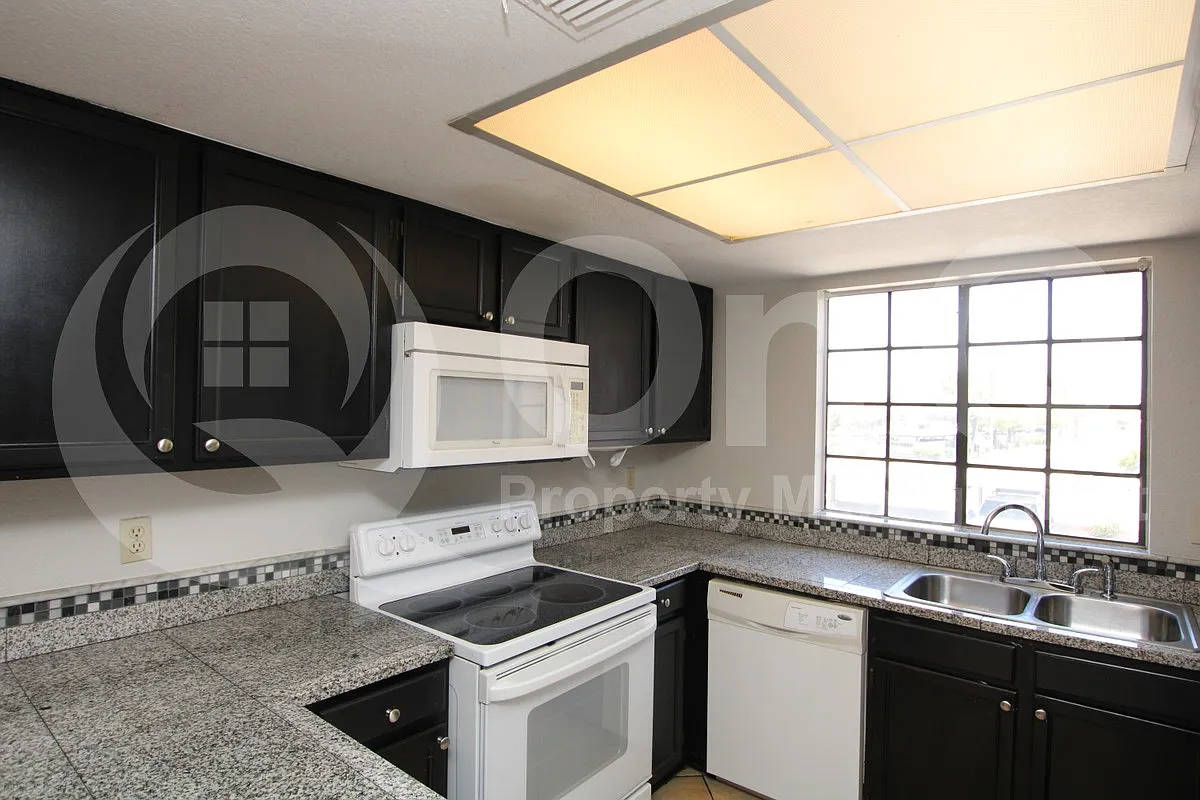 2 bed, 2.0 bath, 1055 sqft, $1,599 — Photo 2