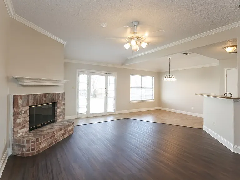 2524 Park Valley Dr — Photo 4