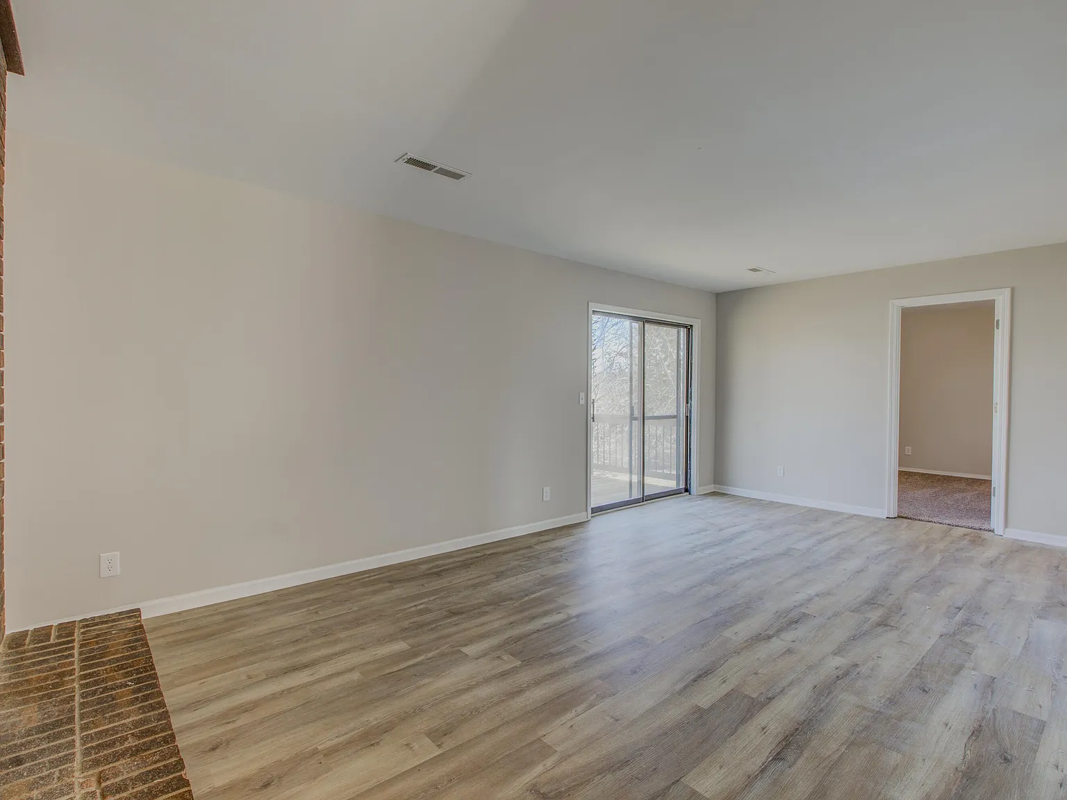 2 bed, 1.0 bath, 884 sqft, $1,300 — Photo 3